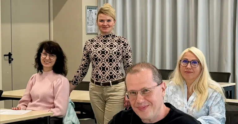 Albina Müller unterstützt internationale Fachkräfte und Geflüchtete im Kurs am OWYO CAMPUS bei der Vorbereitung auf den deutschen Arbeitsmarkt