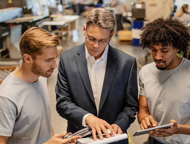 Praxisnaher Deutschunterricht für internationale Fachkräfte und Geflüchtete im Austausch mit Arbeitgebern und deutschen Kollegen