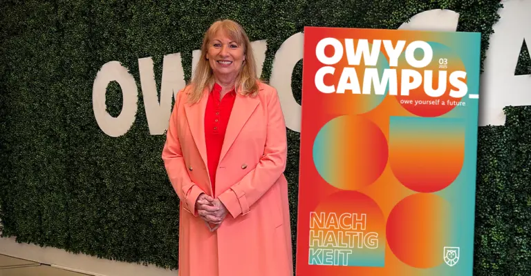 Staatsministerin Petra Köpping beim Besuch des OWYO Campus in Dresden, neben ihr die aktuelle Ausgabe des OWYO Campus Magazins zu Integration, Sprache und Arbeitsmarkt