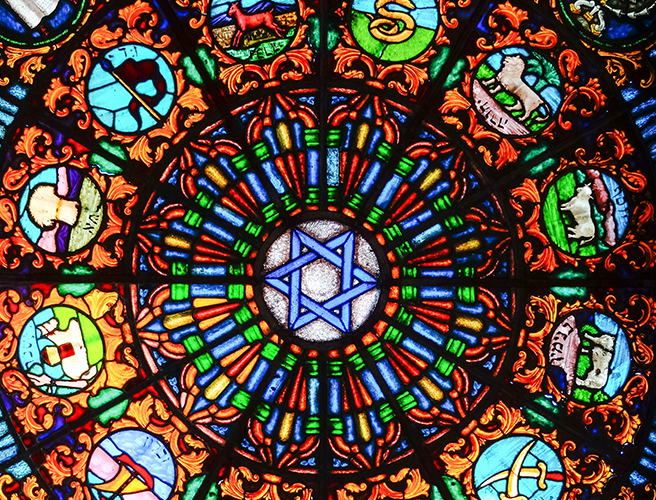 Buntglasfenster einer Synagoge als Symbol für jüdisches Leben, Erinnerungskultur und den Internationalen Gedenktag an die Opfer des Nationalsozialismus am 27. Januar