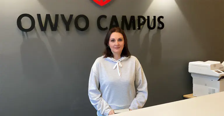 Viktoriia am Empfang des OWYO CAMPUS Dresden, bei der persönlichen Beratung zur Personalvermittlung, Arbeitsmarktintegration und beruflichen Qualifizierung