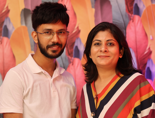 Zwei internationale Fachkräfte im Büro, welche Deutsch-Sprachniveaus (A2, B1, C1) für internationale Fachkräfte und Arbeitsmarktintegration in Deutschland relevant sind.