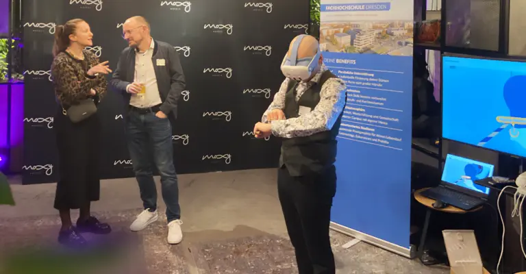 Teilnehmende beim Silicon Saxony Afterwork im Moxy Dresden spielen ein Game und diskutieren New Work, Führung in Tech-Unternehmen und digitale Zusammenarbeit, begleitet vom OWYO CAMPUS.