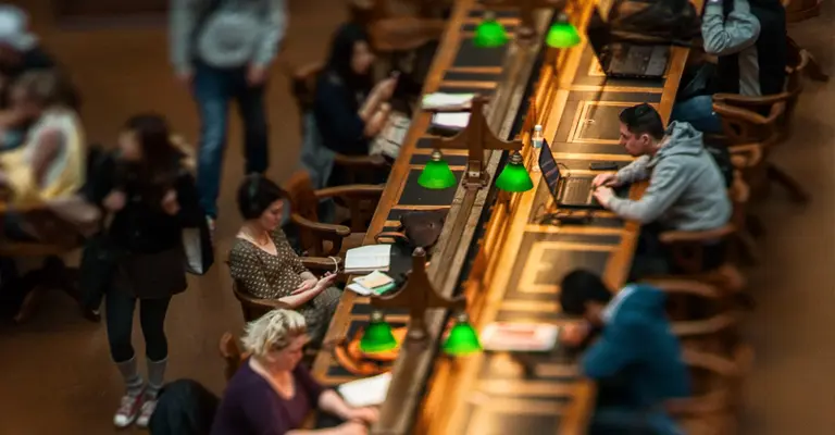 Internationale Fachkräfte schauen in die Kamera – Teilnehmer:innen des OWYO CAMPUS profitieren von Deutschkursen und beruflicher Integration in Dresden.