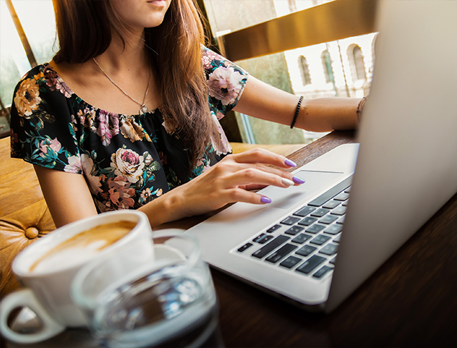 Zwei Personen betrachten gemeinsam eine Website auf einem Laptop – internationales Publikum lernt Deutsch online am OWYO CAMPUS Dresden.