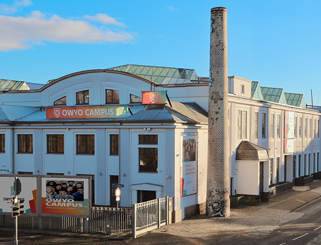Außenansicht des OWYO CAMPUS Dresden, ehemaliges industrielles Kombinat, heute modern saniert nach DGNB-Standards für nachhaltiges Bauen und energieeffiziente Sanierung.