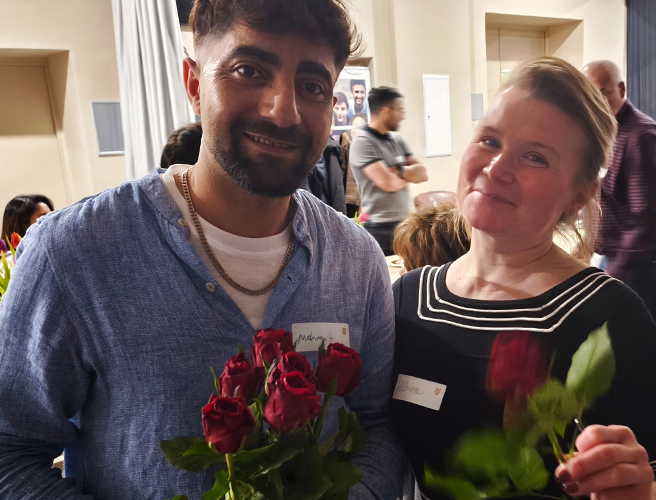 Dozentin Albina Müller beim interkulturellen Sprachtreff im OWYO CAMPUS Dresden mit engagierten Teilnehmenden.