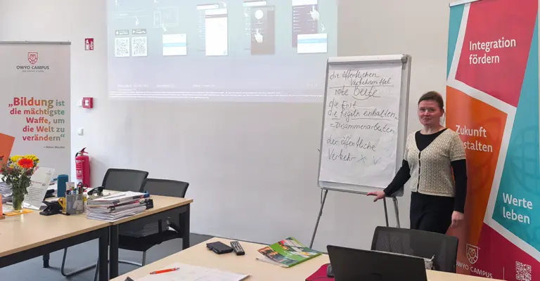 Dozentin Albina Müller vor dem OWYO CAMPUS Rollup „Integration“ kurz vor Beginn des Events „Gemeinsam Vielfalt erleben“