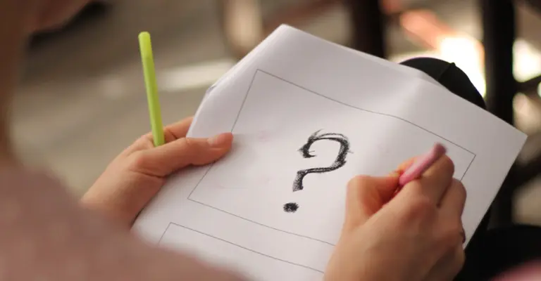 Frau mit Blatt und großem Fragezeichen Alt-Text: „Frau schreibt Fragen auf Blatt – Visualisierung von Orientierung und Informationsbedarf für SAXONY WORKS“