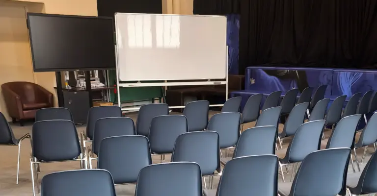 Blick in den Workshopraum am OWYO CAMPUS, vorbereitet für die Veranstaltung ‚Interkulturelle Kompetenz‘ am 1. April 2026.