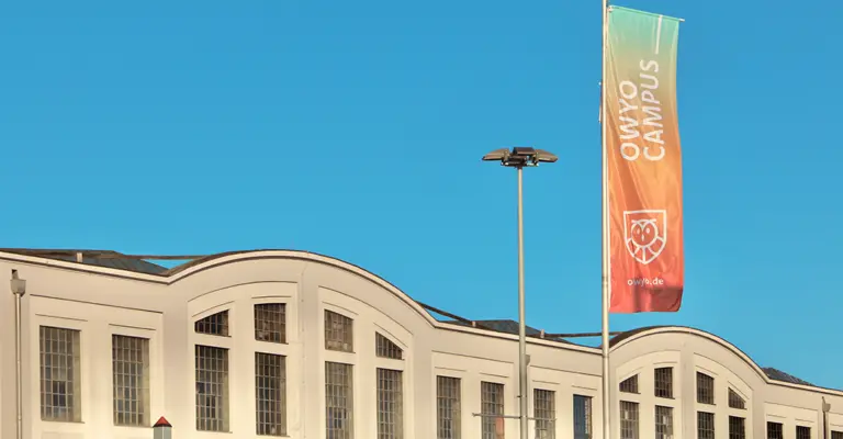 Außenansicht des OWYO CAMPUS Dresden, ehemaliges industrielles Kombinat, heute modern saniert nach DGNB-Standards für nachhaltiges Bauen und energieeffiziente Sanierung.