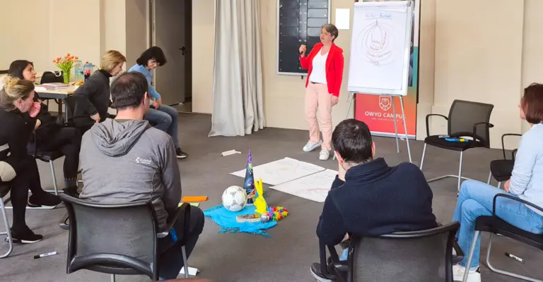 Teilnehmende im Workshop „Interkulturelle Kompetenz“ am OWYO CAMPUS Dresden während einer Gruppenübung zu Perspektivwechsel und kultureller Wahrnehmung.