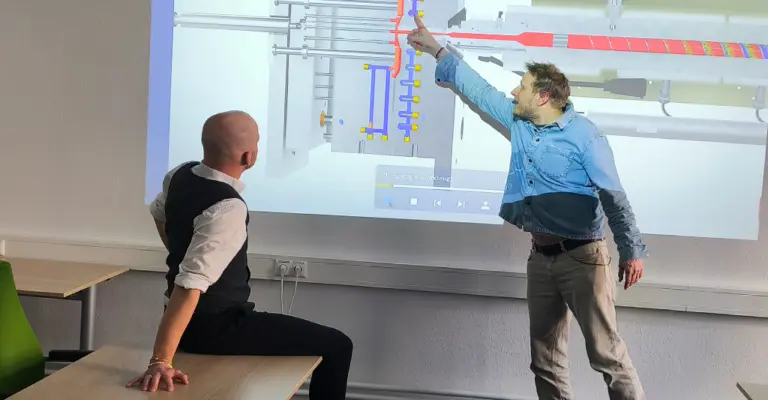 Jacob Romankiewicz vom OWYO Campus im Gespräch mit Dr.-Ing. Andreas Hornig vor Präsentation des DigiTrain-Projekts zur digitalen Fachkräfteausbildung und praxisnahen Lernmethoden.