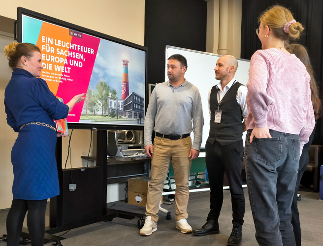Teilnehmende im Gespräch während einer Veranstaltung am OWYO CAMPUS, Austausch und Dialog auf Augenhöhe.