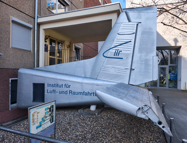 Eingang des Instituts für Leichtbau und Kunststofftechnik (ILK) an der Technischen Universität Dresden, Zentrum für Forschung und praxisnahe digitale Lernformate.