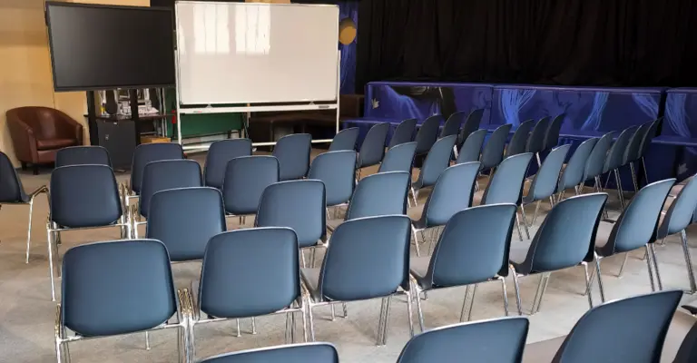 Vorbereiteter Seminarraum mit Stühlen vor Veranstaltungsbeginn am OWYO CAMPUS Dresden.